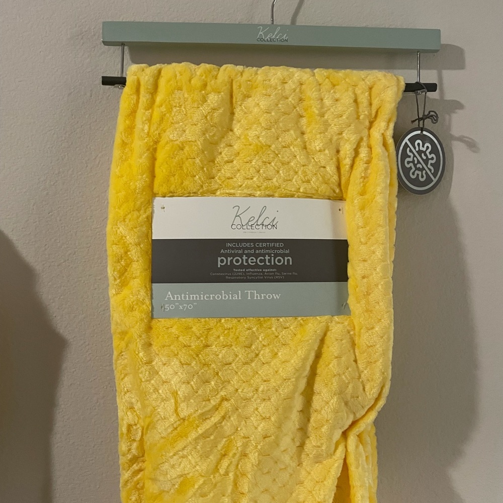 Antimicrobiano throw blanket- sunflower yellow